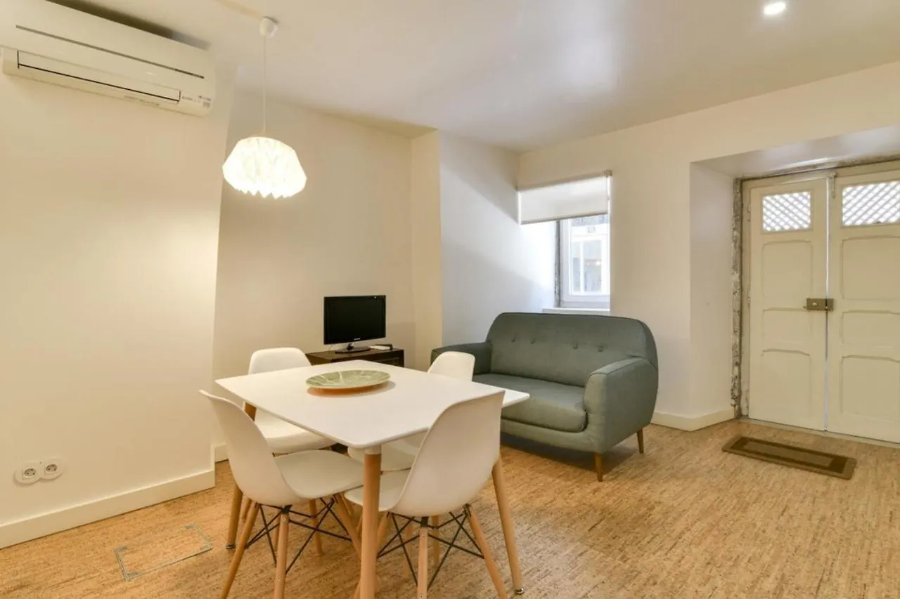 New Apartment With Easy Access In Traditional Area Lisbon